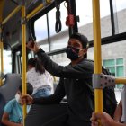 Carapaz cuando era trasladado del avión a la salida internacional, en Quito.