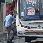 Transporte. Los ciudadanos pagan el pasaje de 30 centavos de dólar a un bus urbano en Guayaquil.