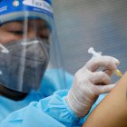 La vacunación es una gran esperanza para contrarrestar el virus de la COVID en el mundo.
LUONG THAI LINH/ EFE