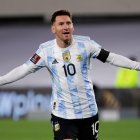 Lionel Messi de Argentina celebra un gol hoy, en un partido por las eliminatorias sudamericanas al Mundial de Catar 2022.