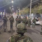 Control. Militares custodian los exteriores de la cárcel de Riobamba en Cimborazo