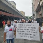 En este momento, decenas de comerciantes informales se dirigen a la alcaldía en busca de un diálogo.