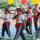 Los estudiantes de La Moderna desfilaron con coloridos uniformes bajo la temática de la EuroCopa..