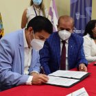 El gobernador del Guayas, Vicente Taiano; rector del alma máter, Francisco Morán;y el decano de Jurisprudencia, Tito Palma, firmaron el documento..