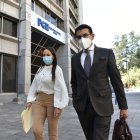 Defensores. Dolores Vintimilla acudió ayer a la Fiscalía General.