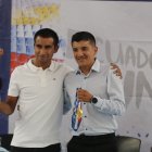Richard Carapaz realizó un agradecimiento especial a su compañero Jhonatan Narváez por el apoyo para ganar el oro.