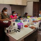 Un grupo de mujeres indígenas preparan alimentos en un restaurante,  en San Cristóbal de las Casas, de Chiapas.  Carlos López / EFE