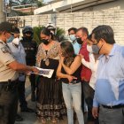 Acción.Un grupo de moradores de Urdesa central, junto a la policía, recorre la calle Bálsamos para inspeccionar las 16 cámaras instaladas.