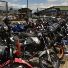 1. Vehículos. La antigua estación de La Y funciona ahora como un patio de retención vehicular. Desde el exterior se visualiza una gran cantidad de motos y autos agolpados.