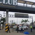 Un hombre se habría lanzado desde este paso peatonal en la avenida 25 de Julio.