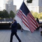 El colombiano Germano Riviera lleva una bandera de Estados Unidos en honor a los atentados del 11S, en Nueva York (EE.UU.), este 11 de septiembre de 2021.
