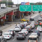 Inseguridad. Una señora sale de la estación de la Metrovía, cerca de la avenida Ernesto Albán, una zona que ha sido tomada por personas en situación de calle y consumidores, según denuncia la ciudadanía. 2. Queja. Una persona usa el poste del puente como baño. 3. Dormitorio. Hacen hueco en las bases del puente para dormir o esconderse.