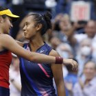 Fernández (d), actual # 73 del ranking mundial, felicitó al término del partido a Raducanu (# 150) tras caer en el partido definitorio por parciales de 6-4 y 6-3.