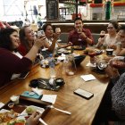 María Gracia Pólit (primera a la izquierda) celebra su cumpleaños y que ha vuelto a ver físicamente a sus amigos con una comida en el Mercado del Río.