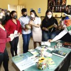 Estudiantes del colegio Jaime Roldós Aguilera exponen su proyecto realizado en casa, a un grupo de padres.