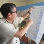 Planos. El edil muestra los sectores en los que se prevén intervenciones.