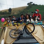 Carapaz desde lo alto de un bus descapotable con todos los suyos, encabezó la caravana.