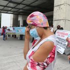 LOS PROFESORES JUBILADOS RECLAMAN PAGOS PARCIALES O TOTALES DE SUS HABERES AL GOBIERNO | LOS MAESTROS PARTICIPARON DE UN PLANTÓN EN LOS BAJOS DEL EDIFICIO DEL SECTOR SOCIAL, JOAQUÍN GALLEGOS LARA, DONDE FUNCIONA LA SUBSECRETARIA DE EDUCACIÓN DE LA ZONA 8, QUE ABARCA LOS CANTONES GUAYAQUIL, DURÁN Y SAMBORONDÓN