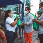 Ciudadanos de distintos sectores de la ciudad acudieron al lugar para donar los alimentos.