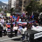 Plantón. Decenas de personas protestaron en los exteriores de la Corte Constitucional en contra del alcalde en disputa, Jorge Yunda.