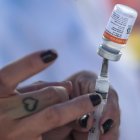 Vista de la preparación de una dosis de la vacuna Coronavac contra el coronavirus, en una fotografía de archivo.