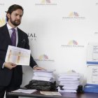 El asambleísta cuestiona que no se haya abierto un concurso para que bufetes de abogados españoles reconocidos se hayan presentado para brindar ese servicio.