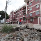 Diariamente los vecinos de los bloques de Sauces 6 deben caminar por calles en mal estado: llenas de piedras y huecos, con el peligro de caer y sufrir daños físicos.