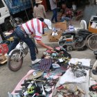 Aproximadamente 500 comerciantes informales se toman varias cuadras del suburbio de Guayaquil, para la venta de todo tipo de artículos en su mayoría usados.