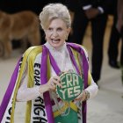 Carolyn B. Maloney aprovechó la alfombra roja para apoyar al movimiento feminista con un colorido vestido con el que ha querido representar a las mujeres y su lucha.