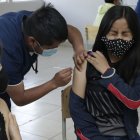 Reto. La vacunación causó nerviosismo entre los jóvenes, pero luego se convirtió en alegría.