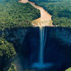 La región en disputa entre Venezuela y Guayana está llena de petróleo y otras riquezas naturales.