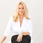 Alanis Morissette critica a quienes la cuestionan por haber esperado 30 años para denunciar el hecho.