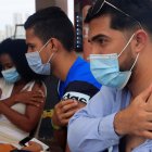 jóvenes que esperan tras recibir una dosis de la vacuna contra la covid-19, en Cartagena (Colombia).
