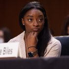 La gimnastas olímpicas Simone Biles participa en el Senado estadounidense en una audiencia sobre el caso de abuso sexual de Larry Nassar.