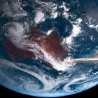 Imagen de satélite que muestra el humo de los incendios forestales australianos de 2019-2020 cubriendo partes del océano Antártico.