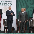 El presidente de Cuba, Miguel Díaz-Canel, invitado especial, y el presidente de México, Andrés Manuel López Obrador (c-d), junto a sus esposas, respectivamente Lis Cuesta Peraza (i), y Beatriz Gutiérrez Múller (d), participan en el desfile militar del 211 Aniversario de la Independencia de México, hoy, en el Zócalo de Ciudad de México (México).