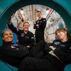 Fotografía del 11 de septiembre de 2021 cedida por Inspiration4 donde aparecen los miembros de su tripulación (i-d) Sian Proctor, Christopher Sembroski.