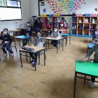 Estudiantes van a clases en una escuela a las afueras de Quito (Ecuador), en una fotografía de archivo.
