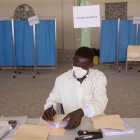 Imagen de archivo de un funcionario fue registrado este lunes al trabajar en el Hospital Saint Damien, durante una jornada de vacunación anticovid, en Puerto Príncipe (Haití).