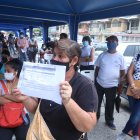 Reclamo. Elsy Vera muestra que debe pagar $ 409 por energía eléctrica pese a que es un terreno sin habitar.