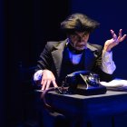 Martín Peña dirige, actúa, escribe y produce esta obra teatral.