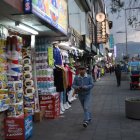 Nocturno. Cuando cae el sol, familias enteras salen a disfrutar de todo lo que ofrece la J. Bagatelas, ropa y hasta comida típica se ofertan allí.