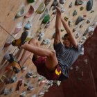 Tulio Obregón, deportista manabita, en una de sus exigentes rutinas en el muro de escalada.
