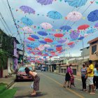 Familias. Habitantes de los vecindarios aledaños recorren Rosa María para fotografiarse.