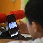 Un estudiante siguía una clase desde su movil en Banda Aceh, Indonesia, el pasado mes de julio.