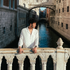 Tarde es el primer clip audiovisual que el artista colombiano dirige y edita.