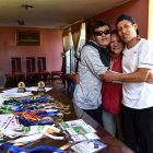 Maribel Calle (c) junto a sus dos hijos, Daniel Simbaña (i), paratleta con discapacidad visual, y Andrés Simbaña, quien además de hermano es guía del deportista en las competencias.