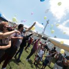Muchas personas no pudieron contener las lágrimas al lanzar su globos los emotivo mensajes.