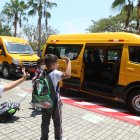 Hasta con dos estudiantes en sus unidades viajan algunos expresos escolares que prestan servicio en el colegio La Moderna de la vía Samborondón.