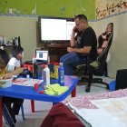 Washington Sánchez ayuda a sus dos hijos, que estudian en la Unidad Educativa Mariscal Sucre, en las clases virtuales en casa, mientras él labora en la modalidad de teletrabajo.